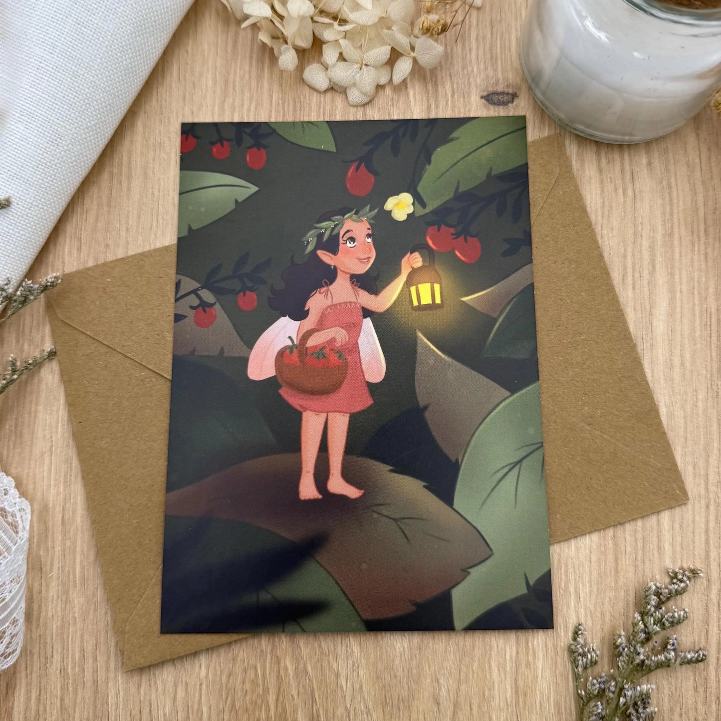 Wichtel Mädchen mit Erdbeeren- Postkarte DIN A6