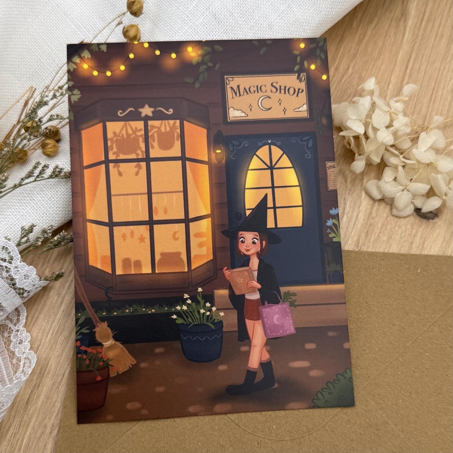 Magischer Einkauf- Hexe im Zauberladen | A6 Postkarte für Bücherliebhaber:innen