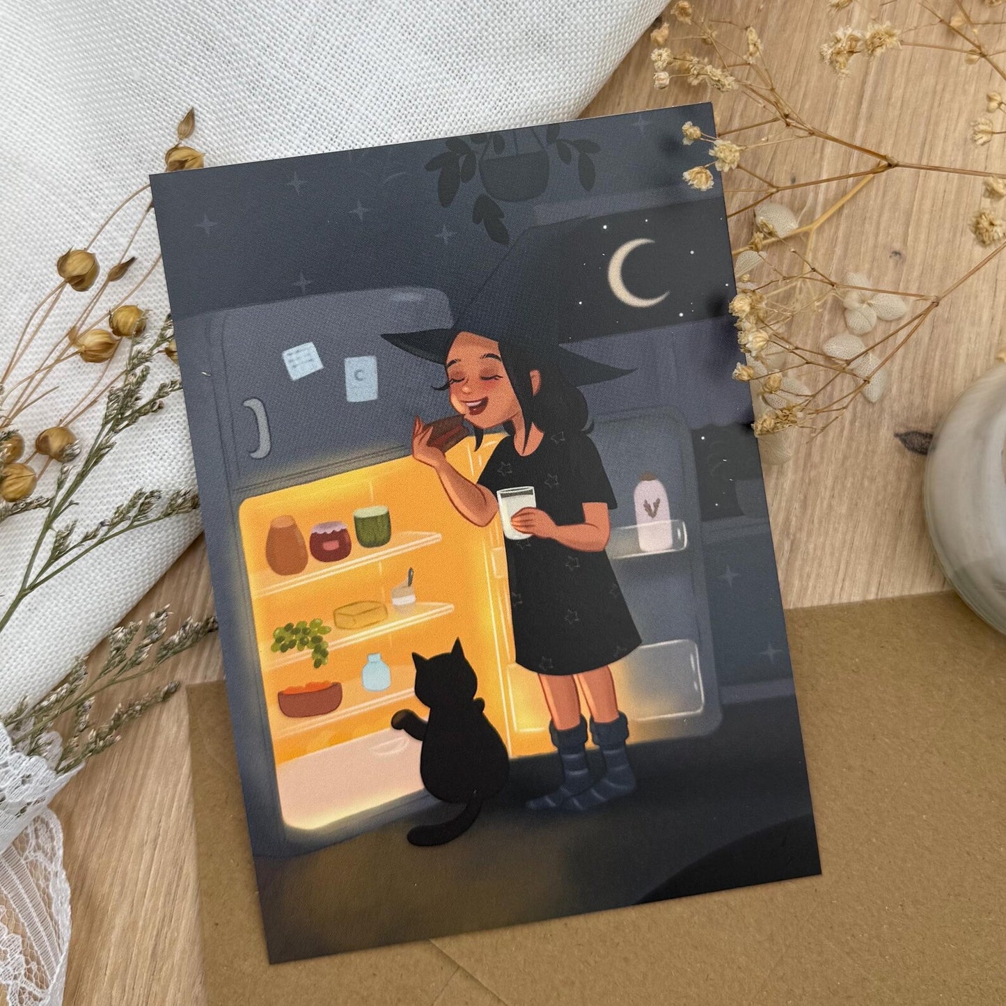 Postkarte „Mitternachtssnack der kleinen Hexe“ – Magische Nachtküche mit Katze und Kühlschranklicht