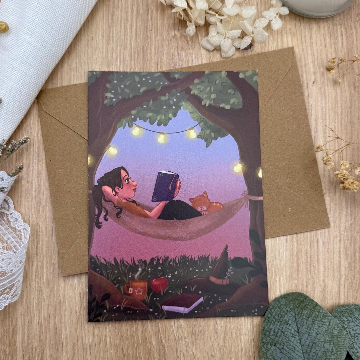 Hexen - Postkarte Entspannung in der Natur - Hängematte, lila Himmel und Katze - Achtsamkeit und Selfcare