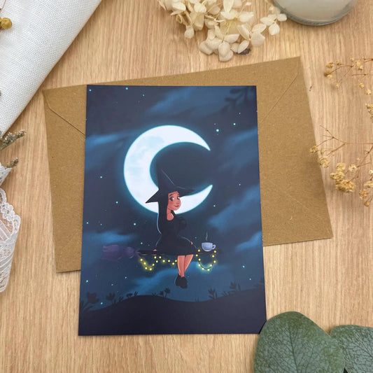 Postkarte Hexe auf dem Besen unter dem Mond - Magische Pause am Nachthimmel - Witchy Illustration DIN A6 - Geschenk für Sternenträumer:innen
