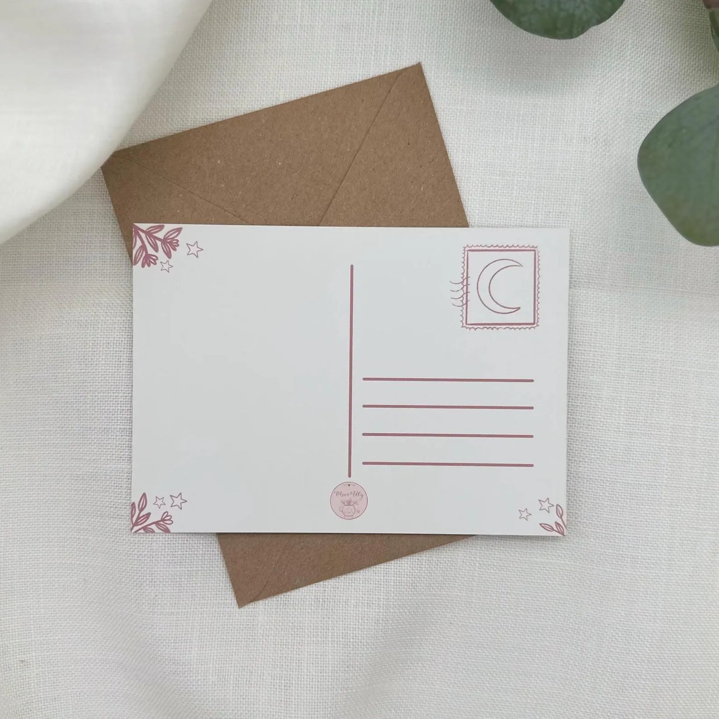 Postkarte Hexe auf dem Besen unter dem Mond - Magische Pause am Nachthimmel - Witchy Illustration DIN A6 - Geschenk für Sternenträumer:innen