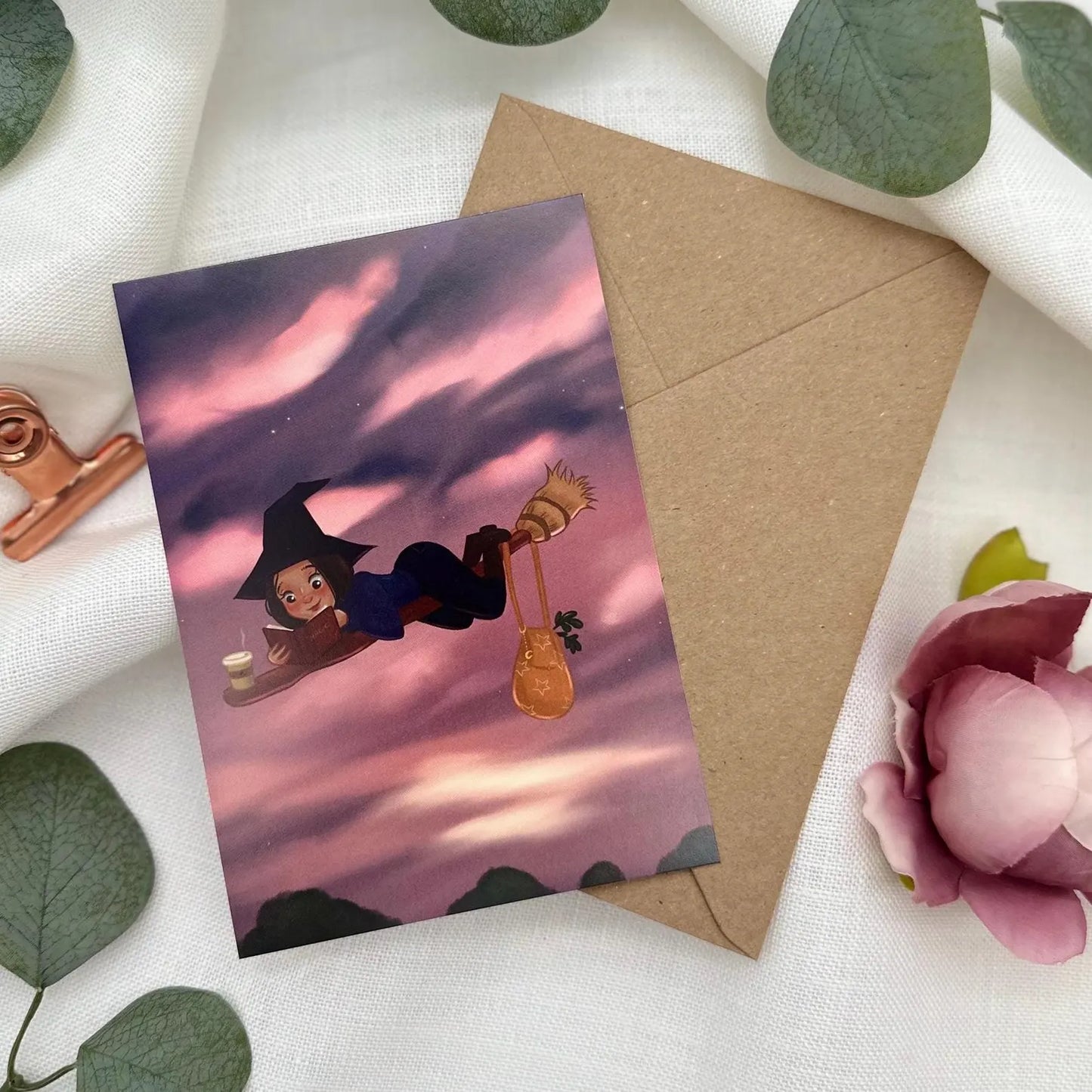 Hexe macht Kaffeepause mit Buch- Postkarte DIN A6