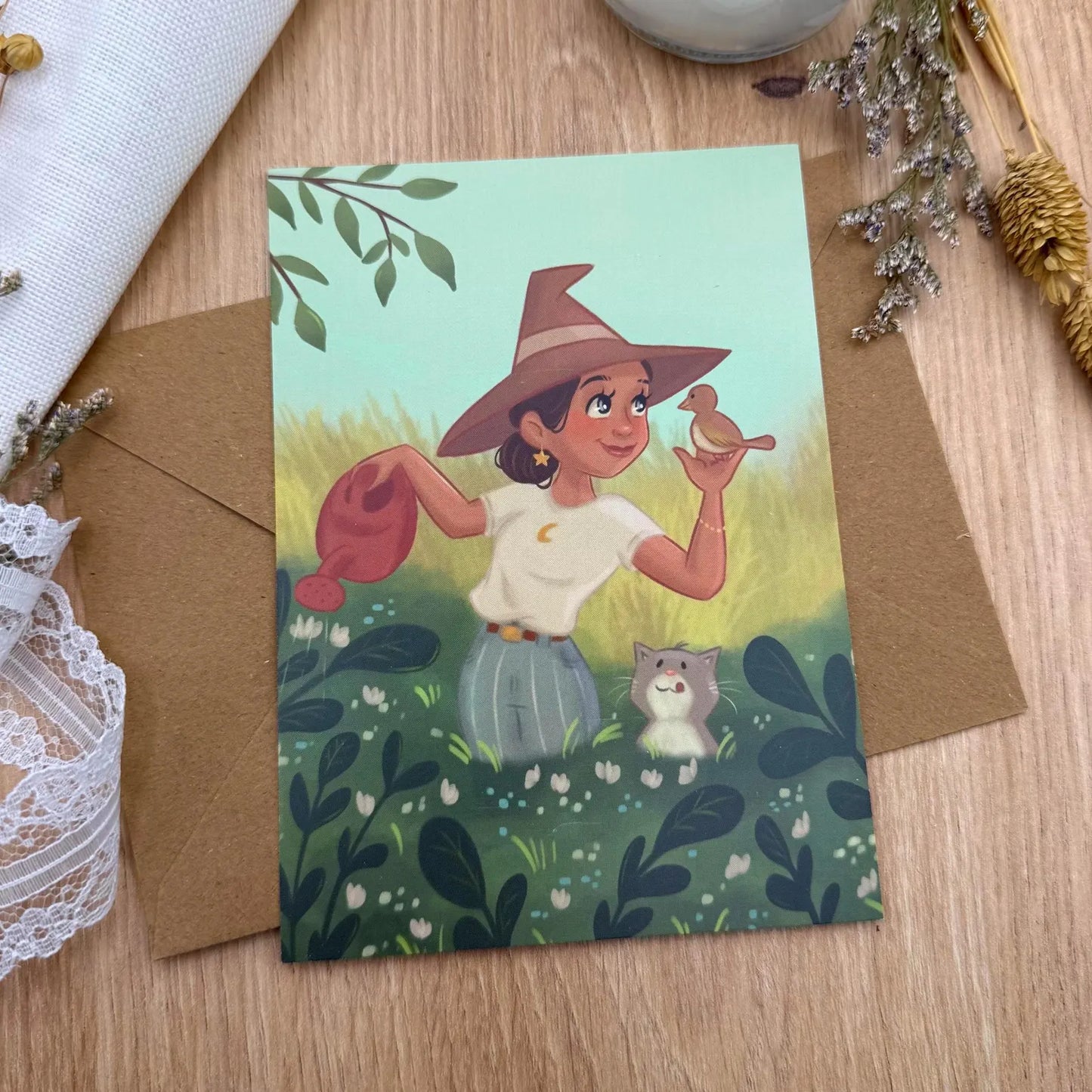 Postkarte Hexe bei Gartenarbeit - Magische Gartenszene mit Katze - Natur Illustration DIN A6 - Geschenk für Hexenliebhaber:innen