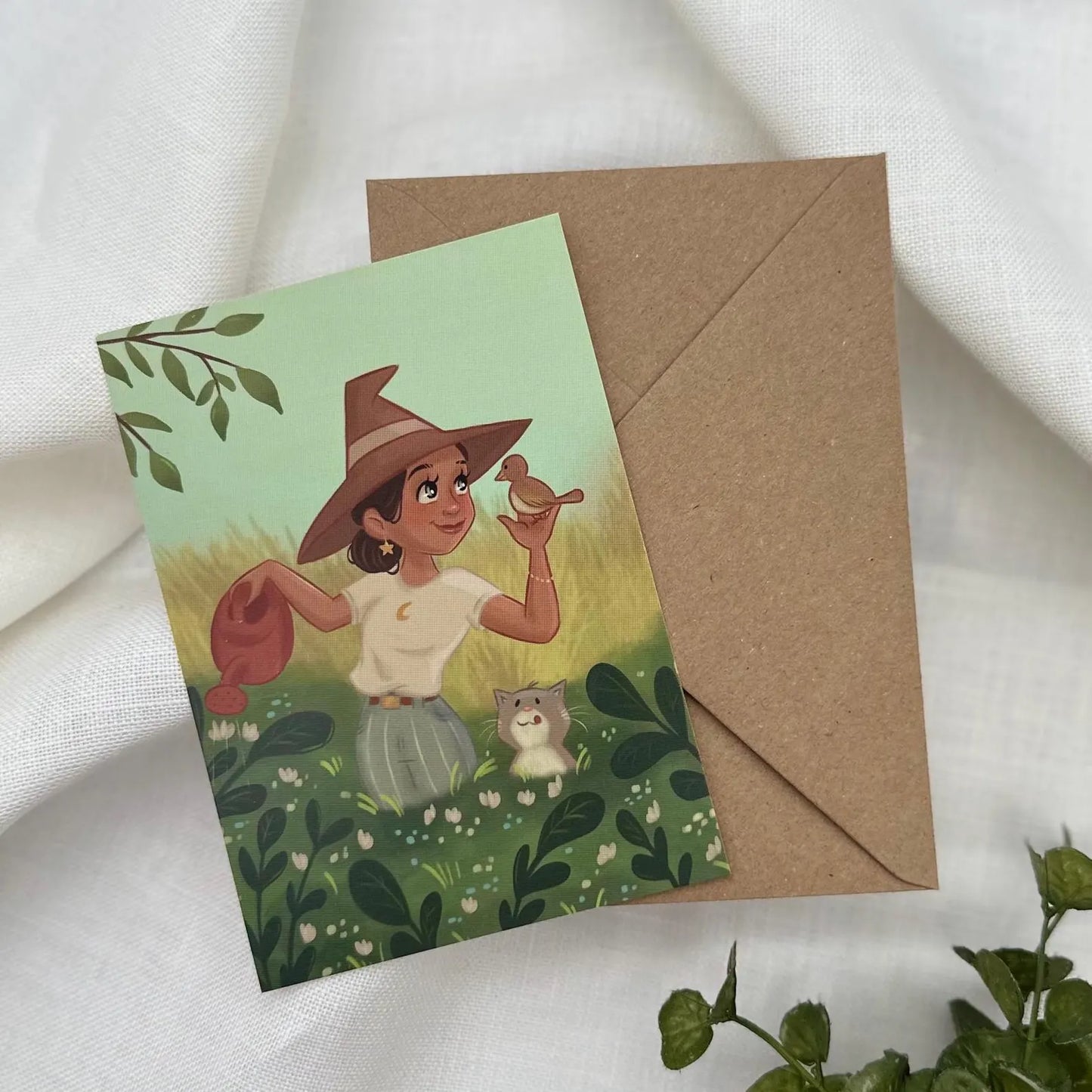 Postkarte Hexe bei Gartenarbeit - Magische Gartenszene mit Katze - Natur Illustration DIN A6 - Geschenk für Hexenliebhaber:innen