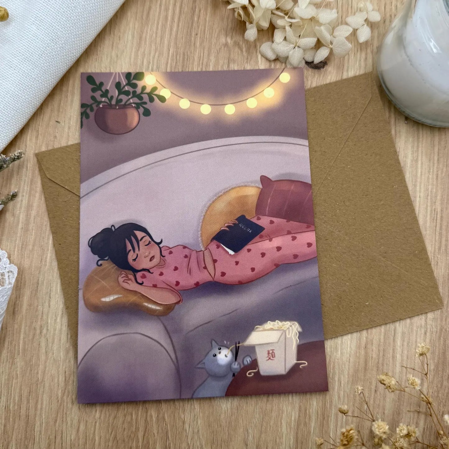 Postkarte Cozy Katze mit Nudeln - Illustration für Selfcare und Humor | A6 Kunstkarte