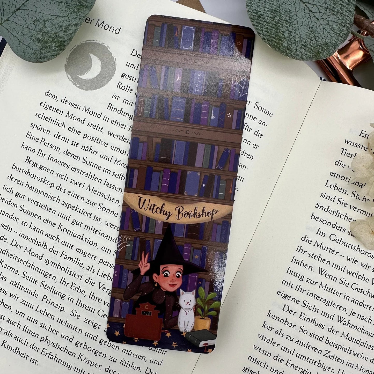 Hexen- Buchladen Lesezeichen - Magische Illustration mit Katze und Zauberbüchern