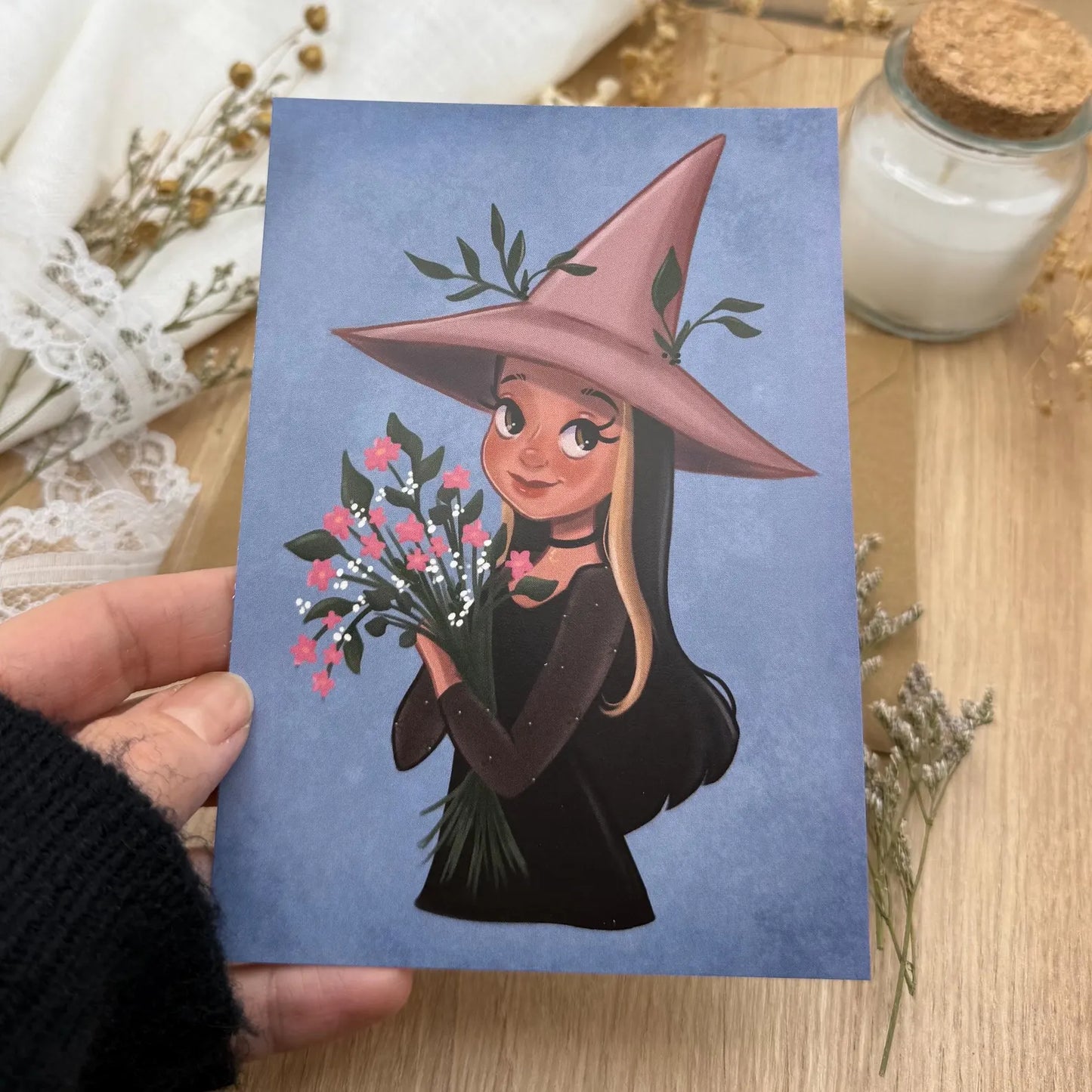 Hexe mit Blumenstrauß Postkarte - florale Zaubermomente