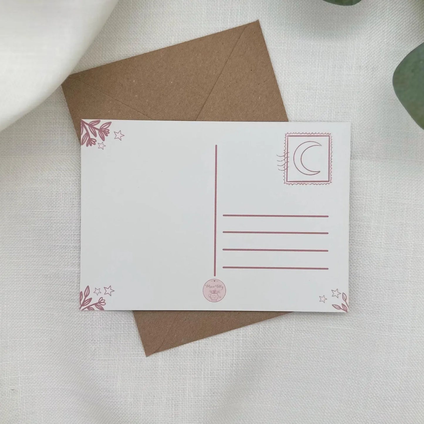 Hexe mit Blumenstrauß Postkarte - florale Zaubermomente