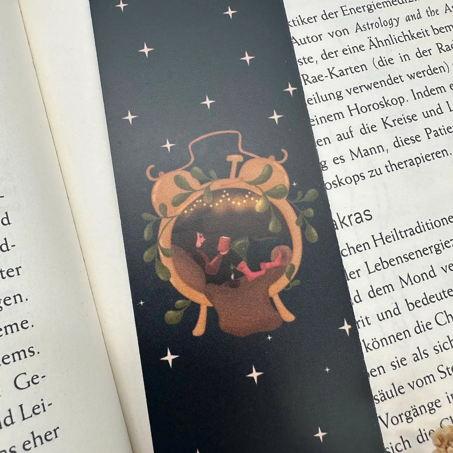 Lesezeichen Hexe im Wecker – Magische Illustration für Bücherliebhaber | Witchy Geschenk für Leseratten