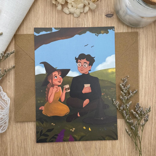 Postkarte „Hexenliebe auf der Wiese“ – Magisches Liebesmotive mit warmem Sommerlicht, A6