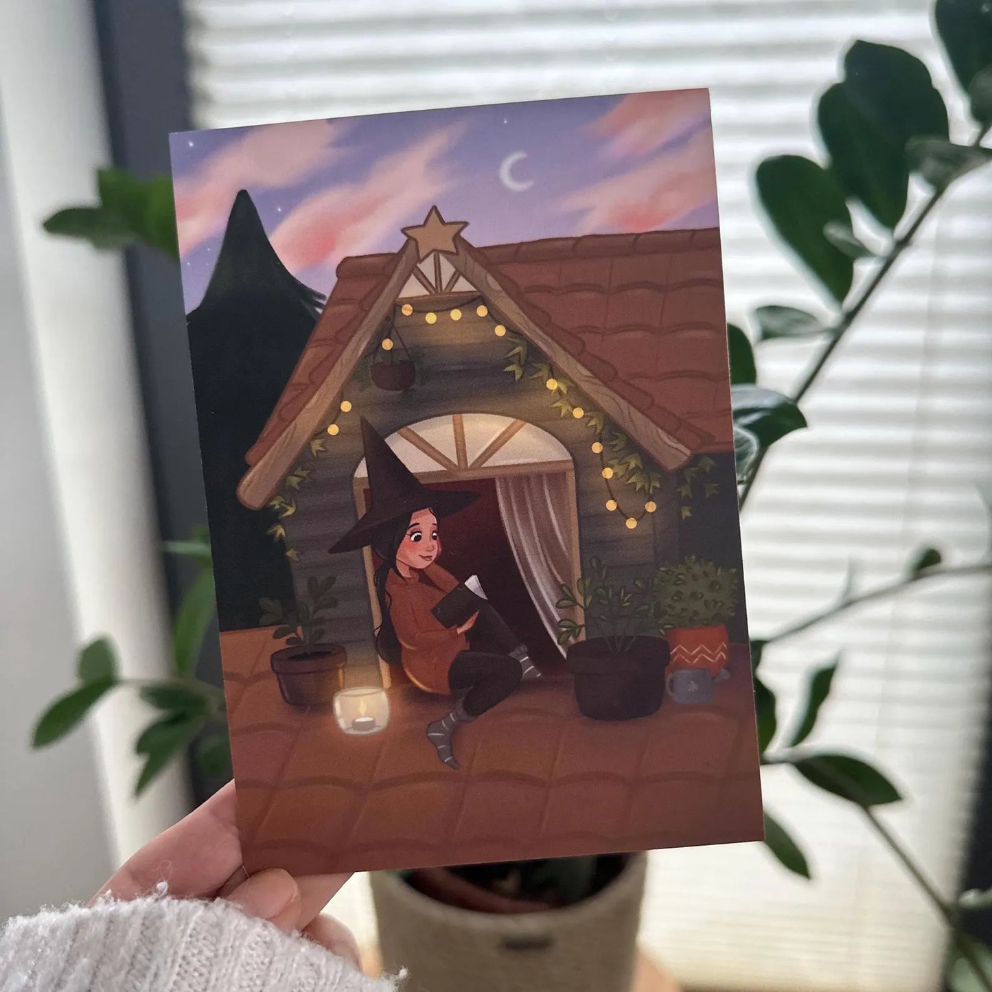 Postkarte Hexe mit Buch – Witchy Illustration für Ruhe & Achtsamkeit | Magische Karte für Booklover