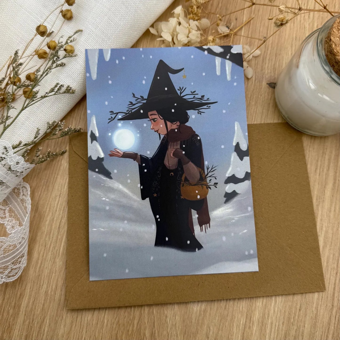 Winter Witch – Magische Postkarte mit Schnee & Lichtkugel