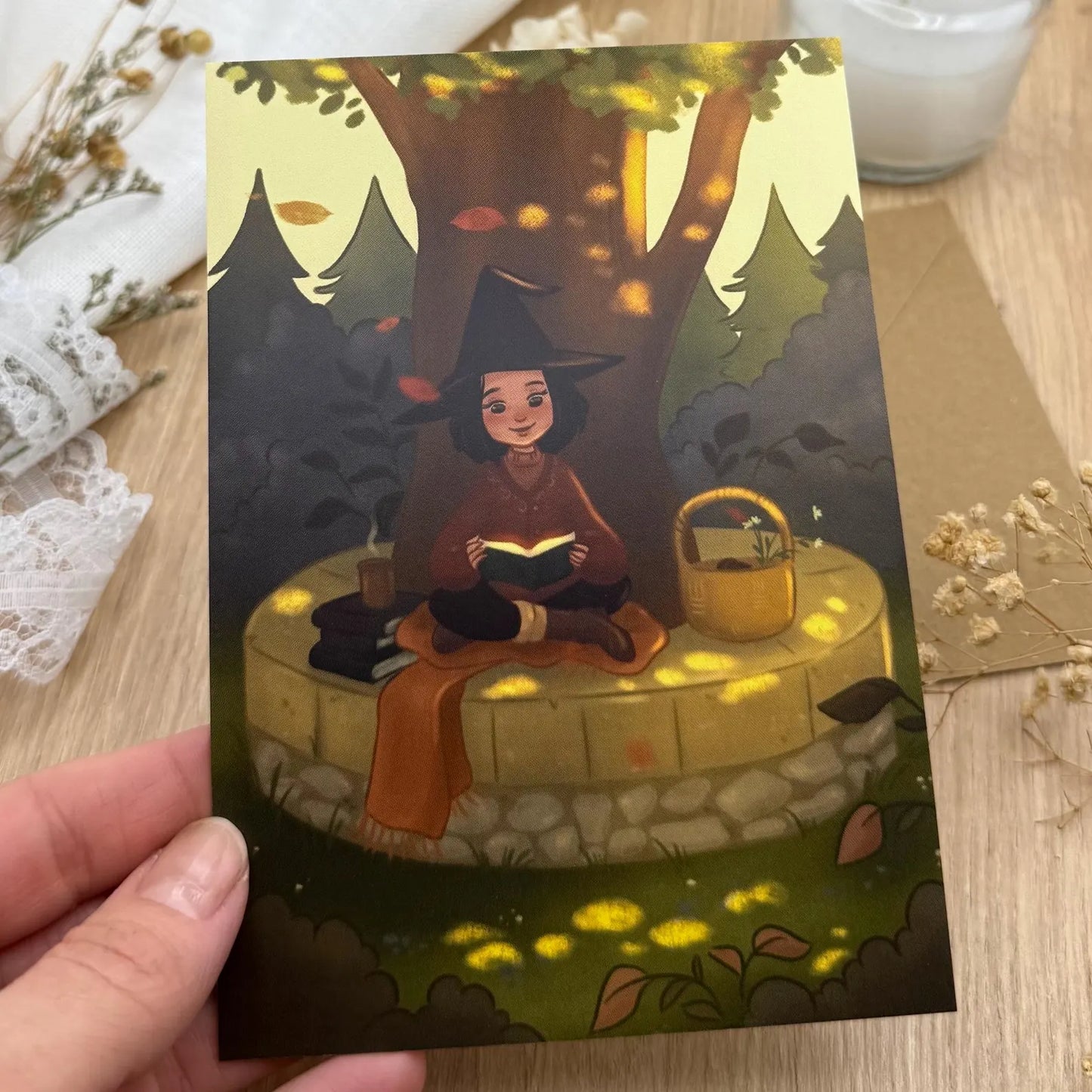 Postkarte „Autumn Reading Witch“ Hexe unter dem Baum | Magische Herbstkarte mit Buch & Korb | Cozy Witch