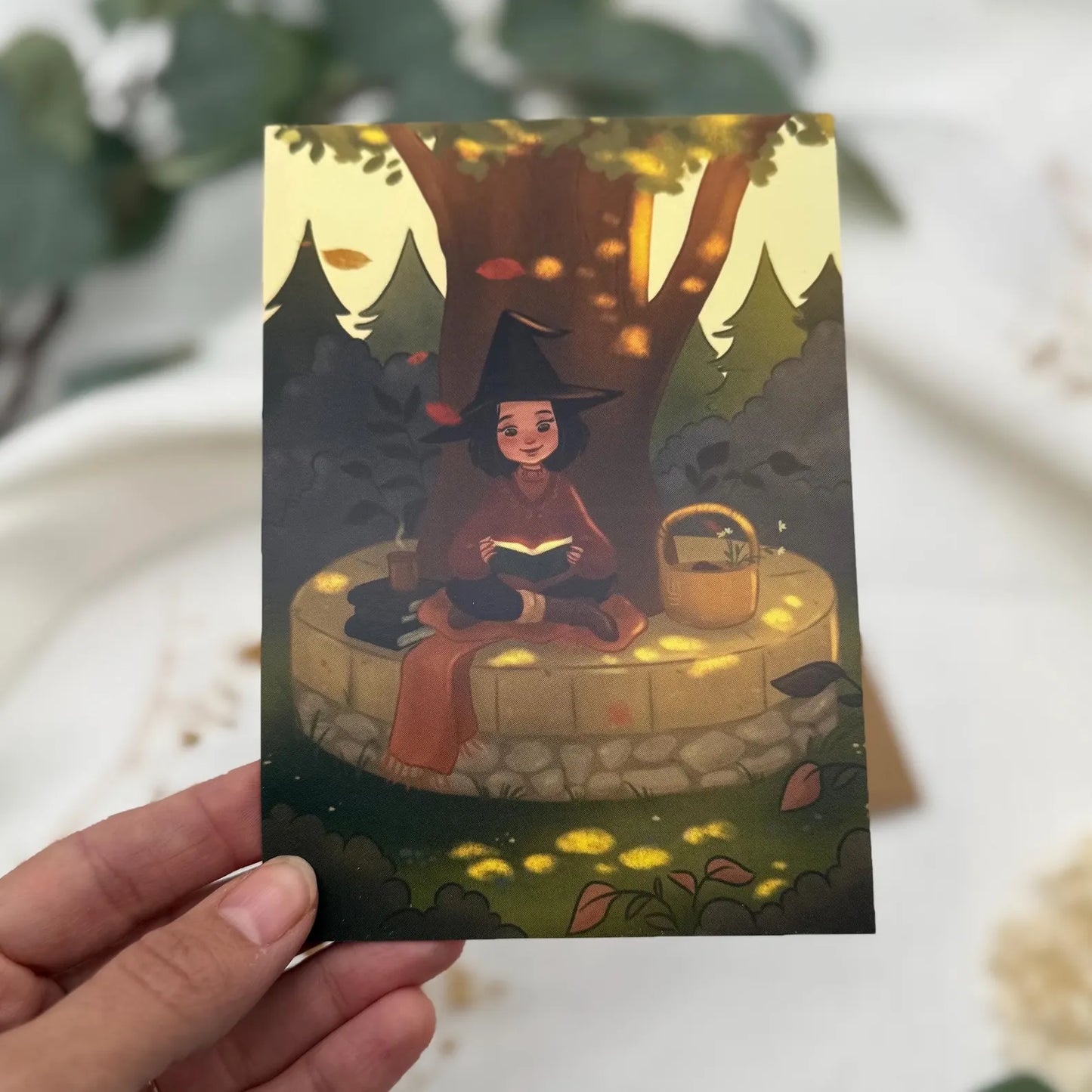 Postkarte „Autumn Reading Witch“ Hexe unter dem Baum | Magische Herbstkarte mit Buch & Korb | Cozy Witch