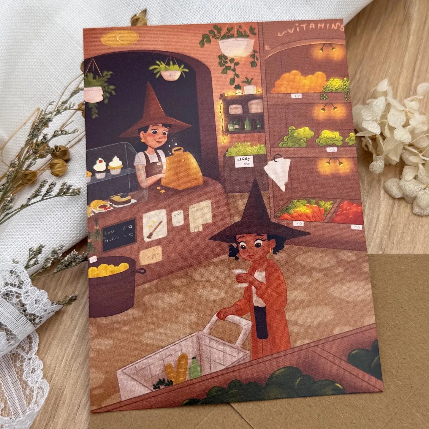 Postkarte Hexe beim Einkaufen- Magischer Kräuterladen Illustration- Herbstliche Hexenkarte DIN A6 - Geschenk für Hexenfans