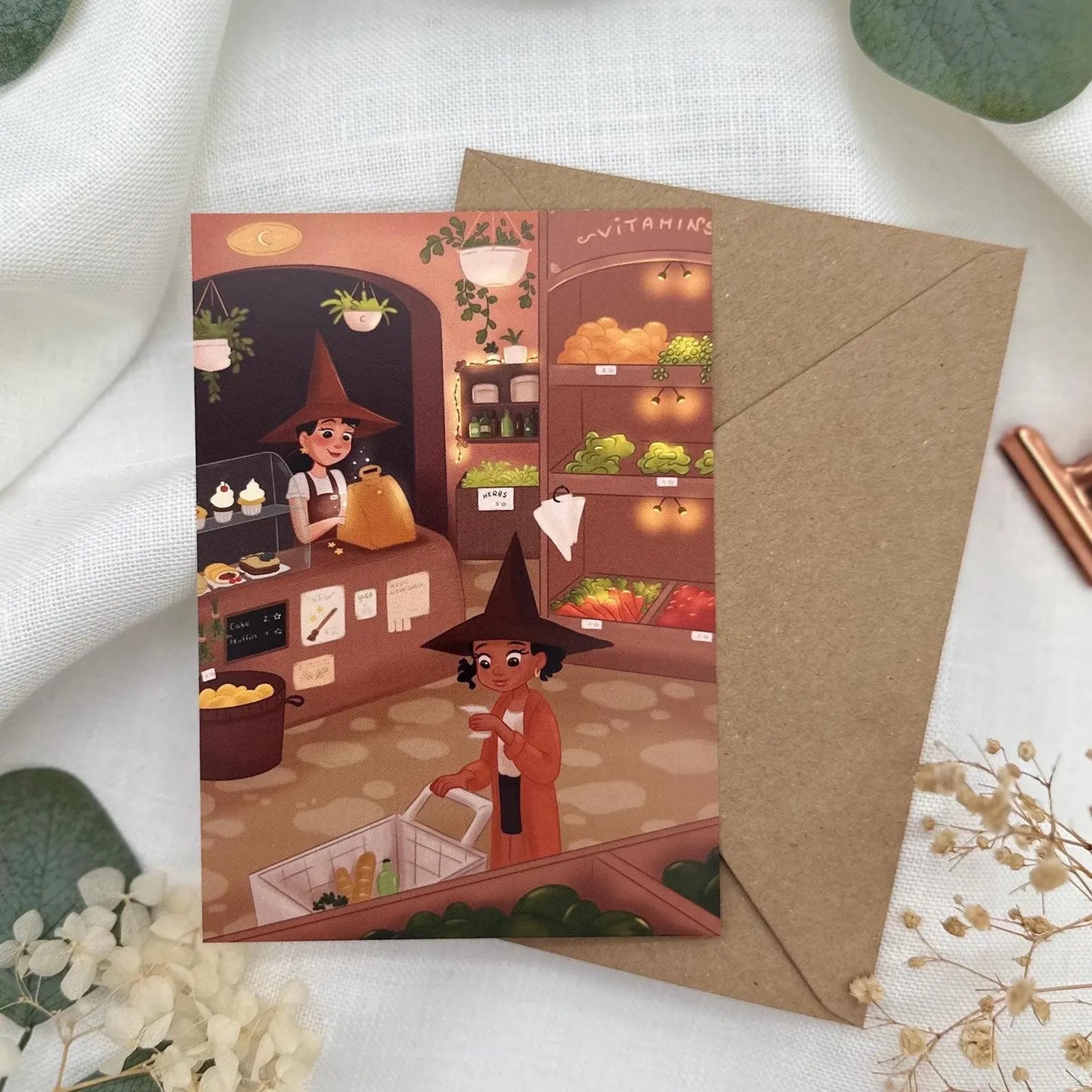 Postkarte Hexe beim Einkaufen- Magischer Kräuterladen Illustration- Herbstliche Hexenkarte DIN A6 - Geschenk für Hexenfans