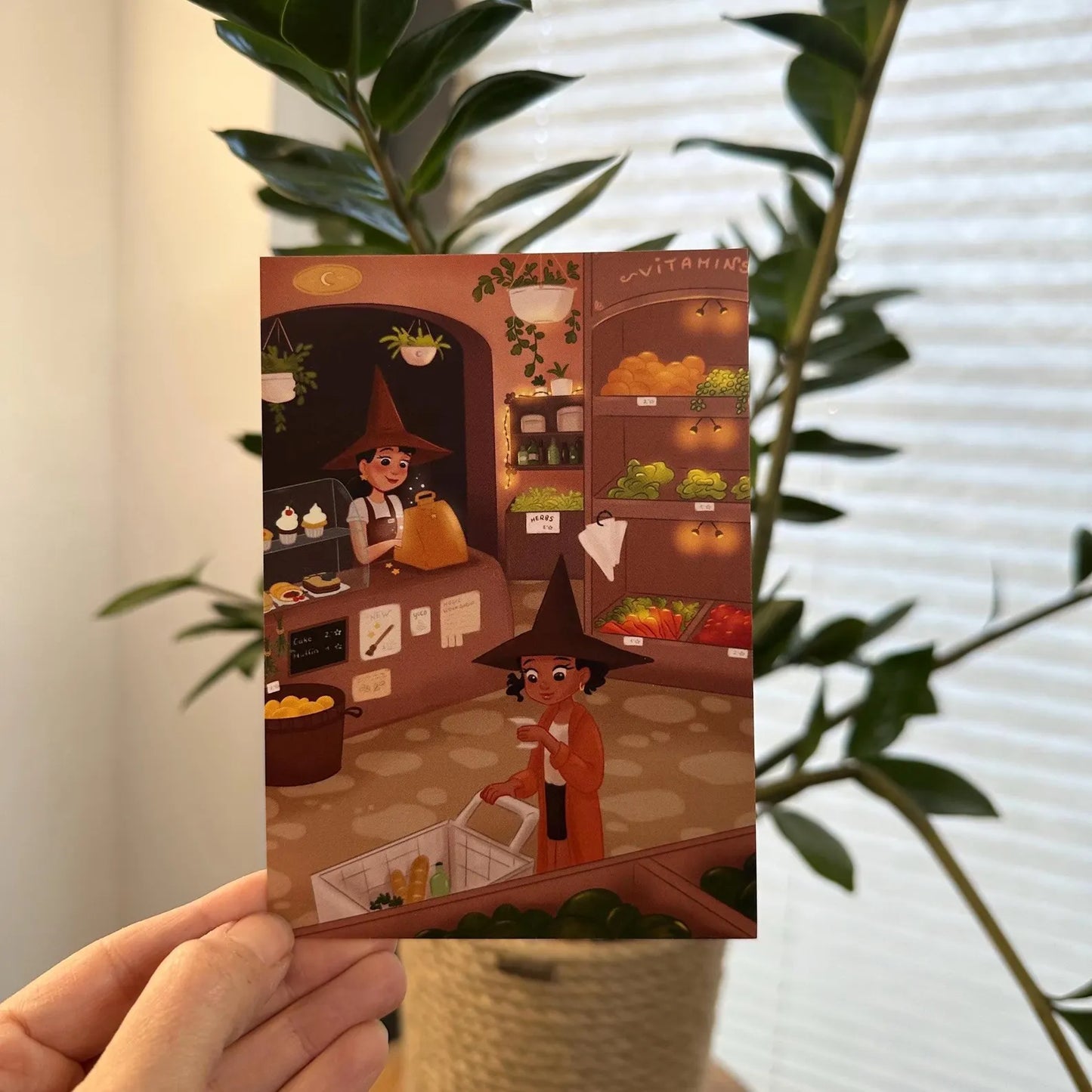 Postkarte Hexe beim Einkaufen- Magischer Kräuterladen Illustration- Herbstliche Hexenkarte DIN A6 - Geschenk für Hexenfans