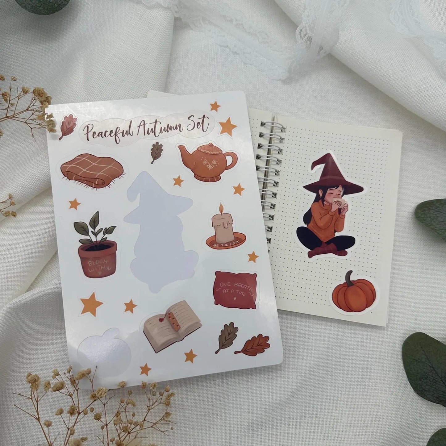 Peaceful Autumn Sticker Set mit Cozy Hexe Vinylsticker