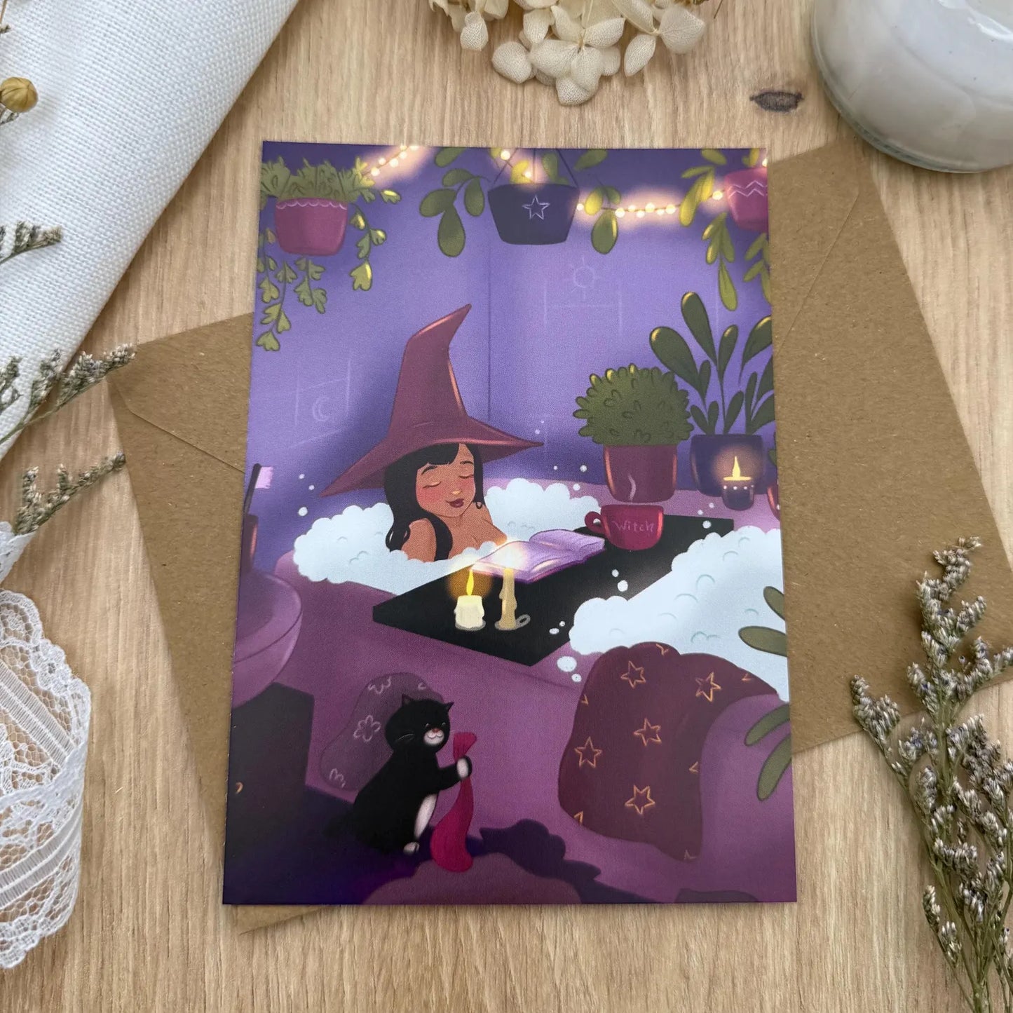 Hexe in der Badewanne Lila - Selfcare Postkarte mit Buch | A6 Illustration für entspannte Seelen
