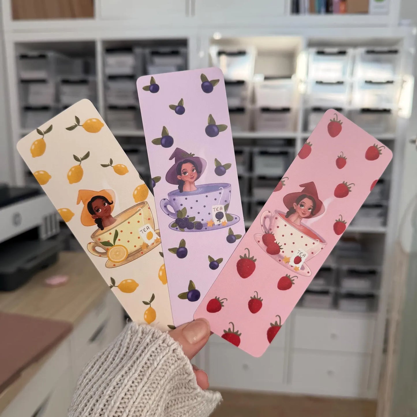 Lesezeichen Set- Teetasse Hexen mit Blaubeeren, Erdbeeren und Zitronen