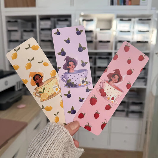 Lesezeichen Set- Teetasse Hexen mit Blaubeeren, Erdbeeren und Zitronen