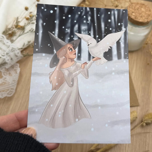 Postkarte Hexe mit Eule im Schnee - Winterliche Illustration DIN A6 - Magisches Tier und verträumte Hexenstimmung - Geschenkidee