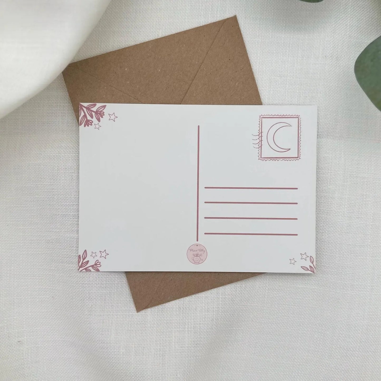 Postkarte Hexe mit Eule im Schnee - Winterliche Illustration DIN A6 - Magisches Tier und verträumte Hexenstimmung - Geschenkidee