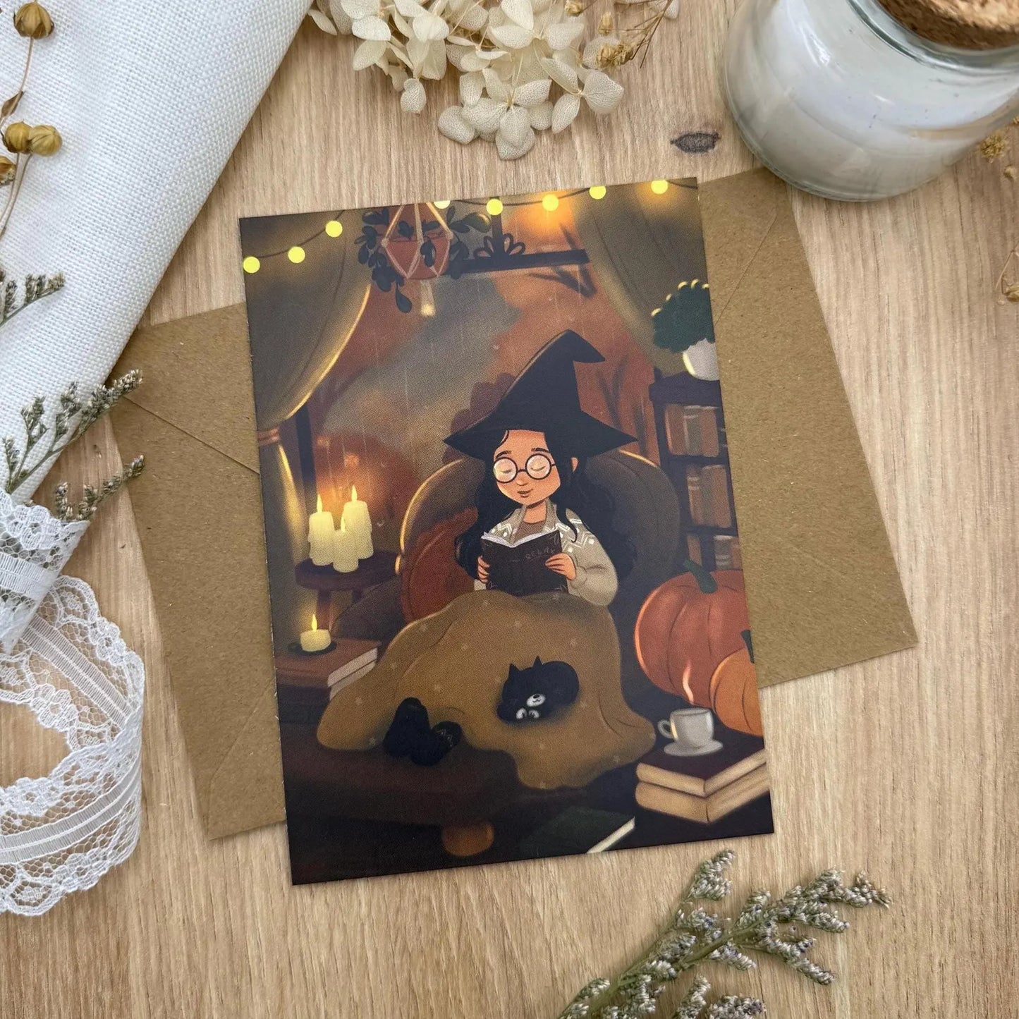 Magische Postkarte „Gemütliche Hexe mit Katze“ – Herbst Illustration