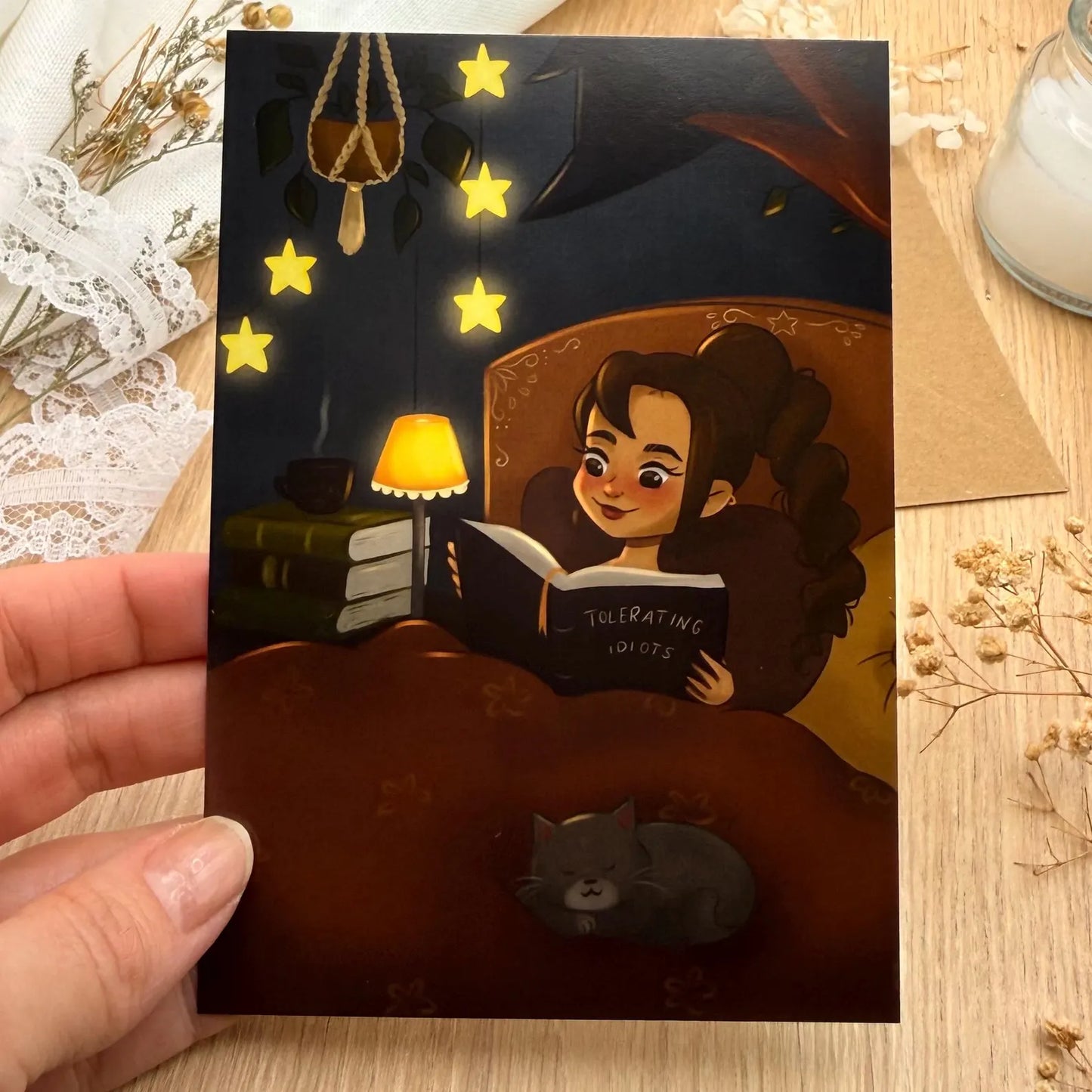 Book Witch Postkarte – Cozy Hexe mit Katze beim Lesen | Lustige Illustration für Booklover & Leseratten