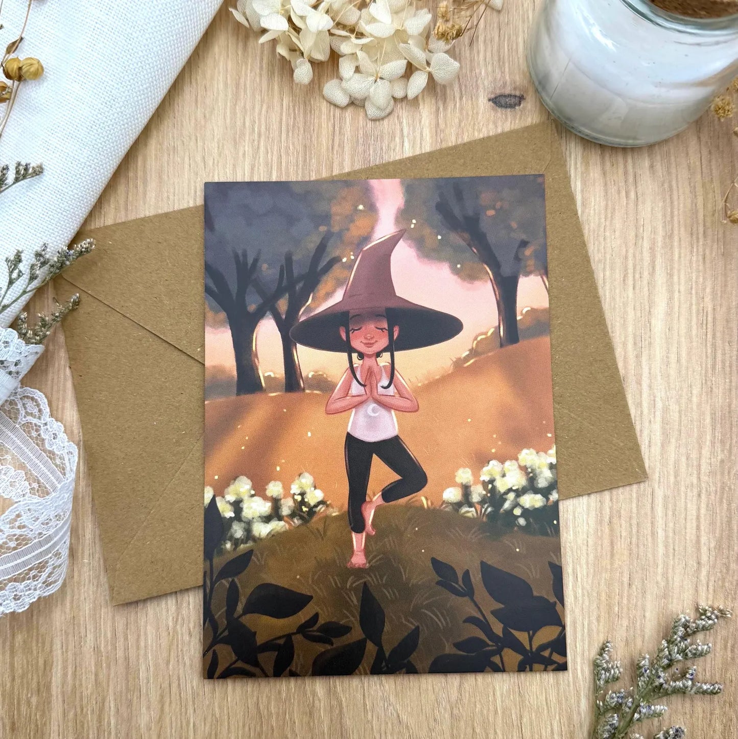 Postkarte Yoga Hexe in der Natur - Achtsamkeit Illustration DIN A6 - Magische Selfcare mit Wald und Balance - Geschenk für Yoginis