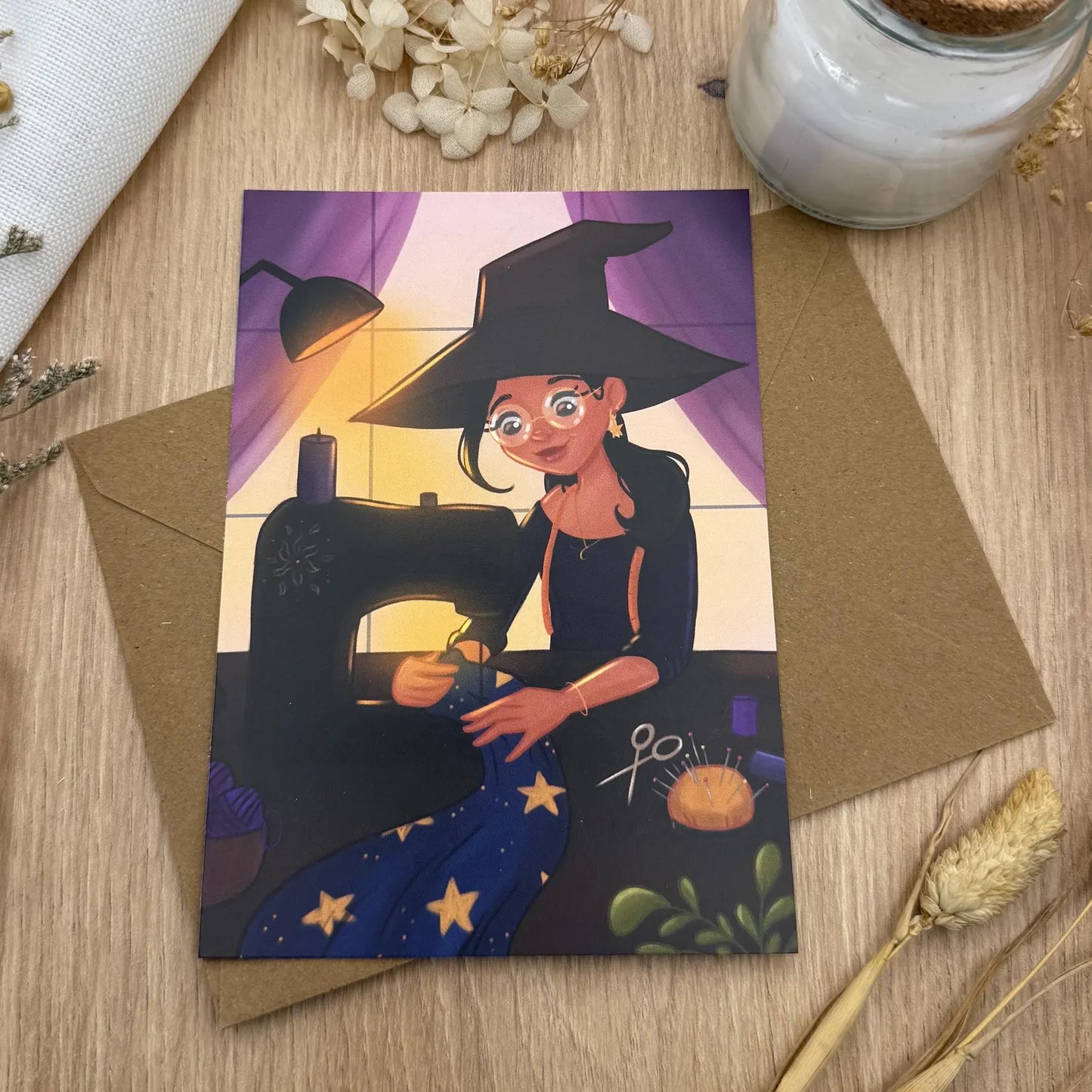 Magische Nähstunde- Postkarte mit Hexe an der Nähmaschine