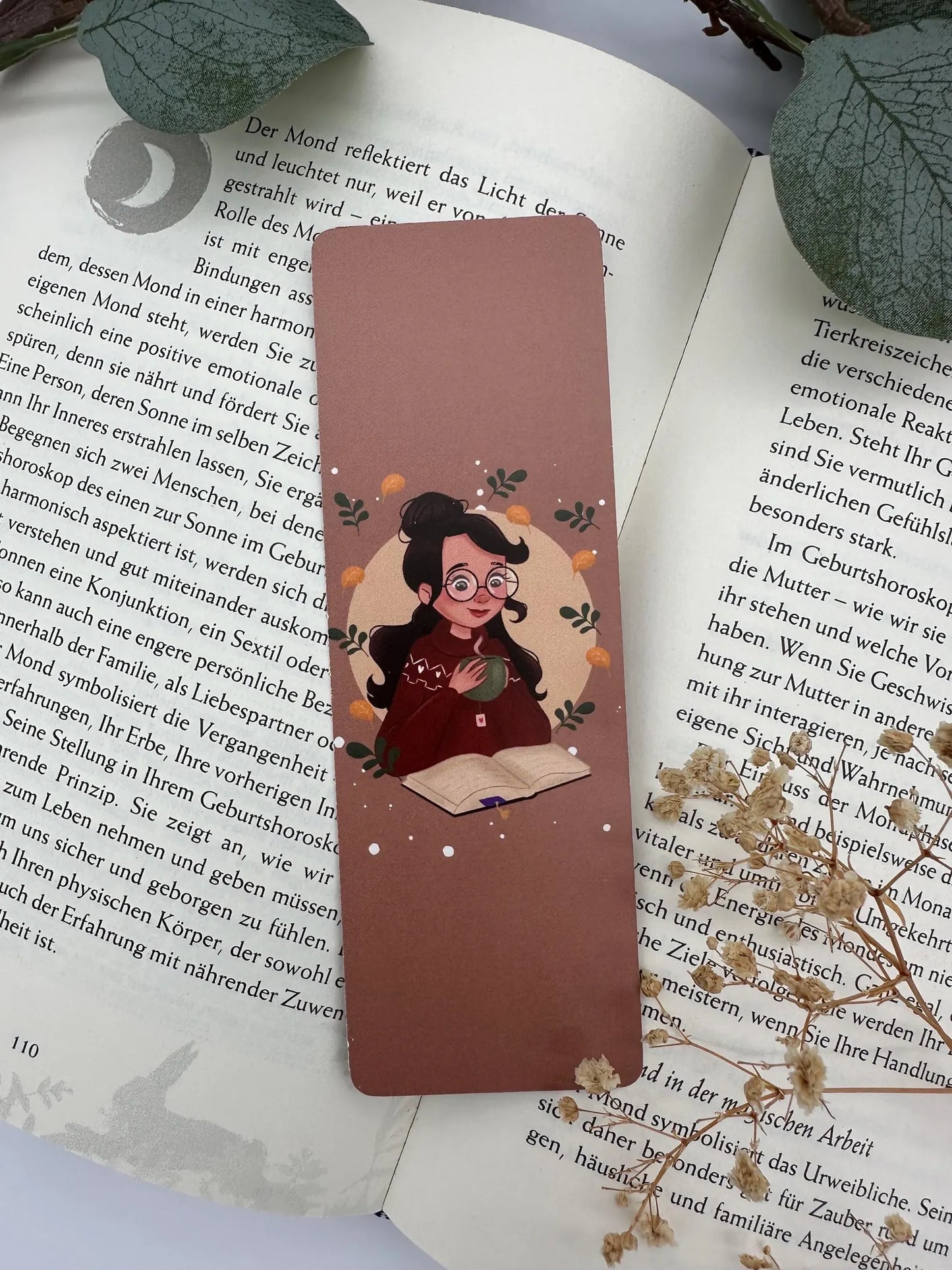 Lesezeichen Bücherwurm - Gemütliche Herbst- Illustration für Lesefans