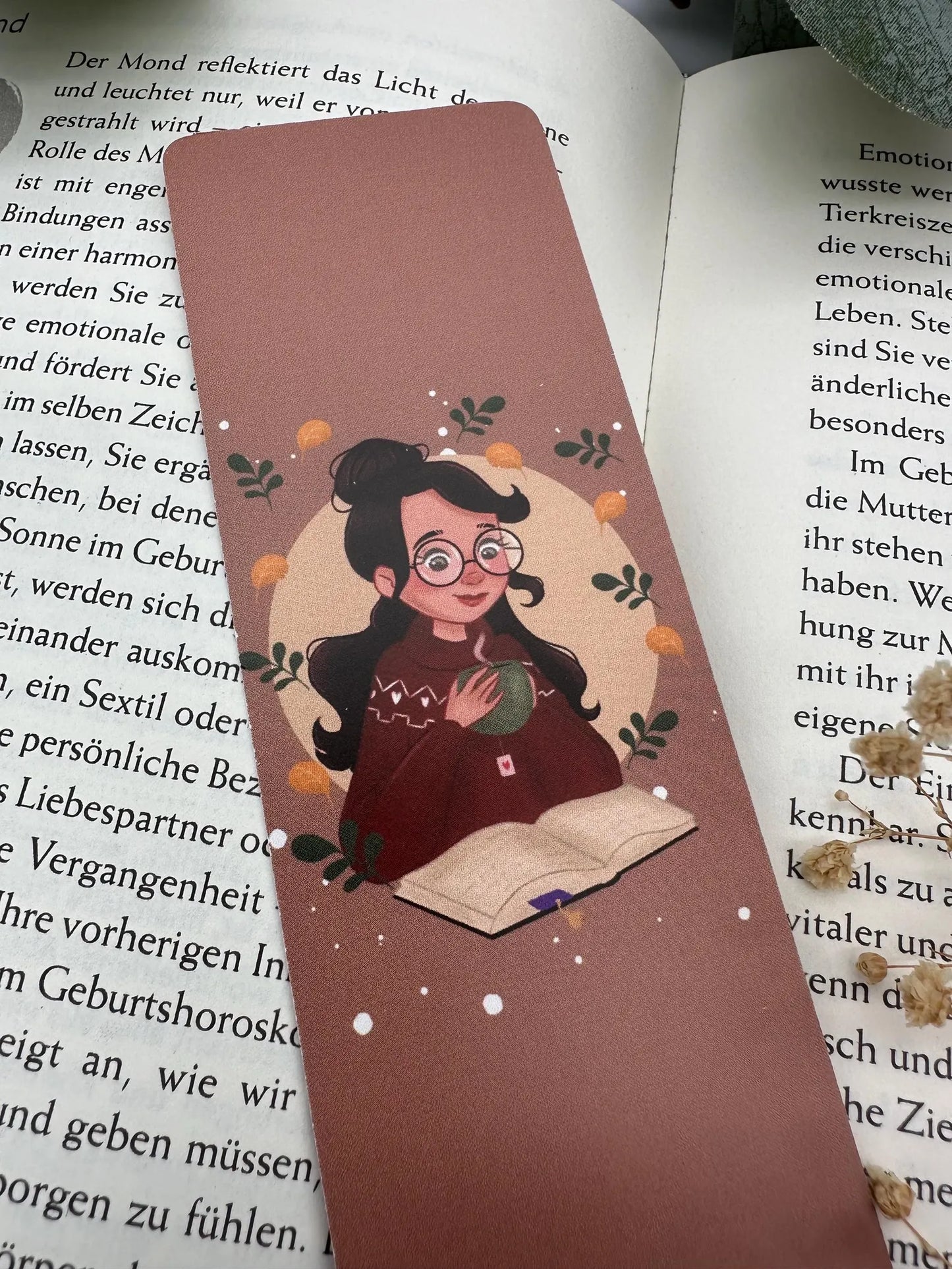 Lesezeichen Bücherwurm - Gemütliche Herbst- Illustration für Lesefans