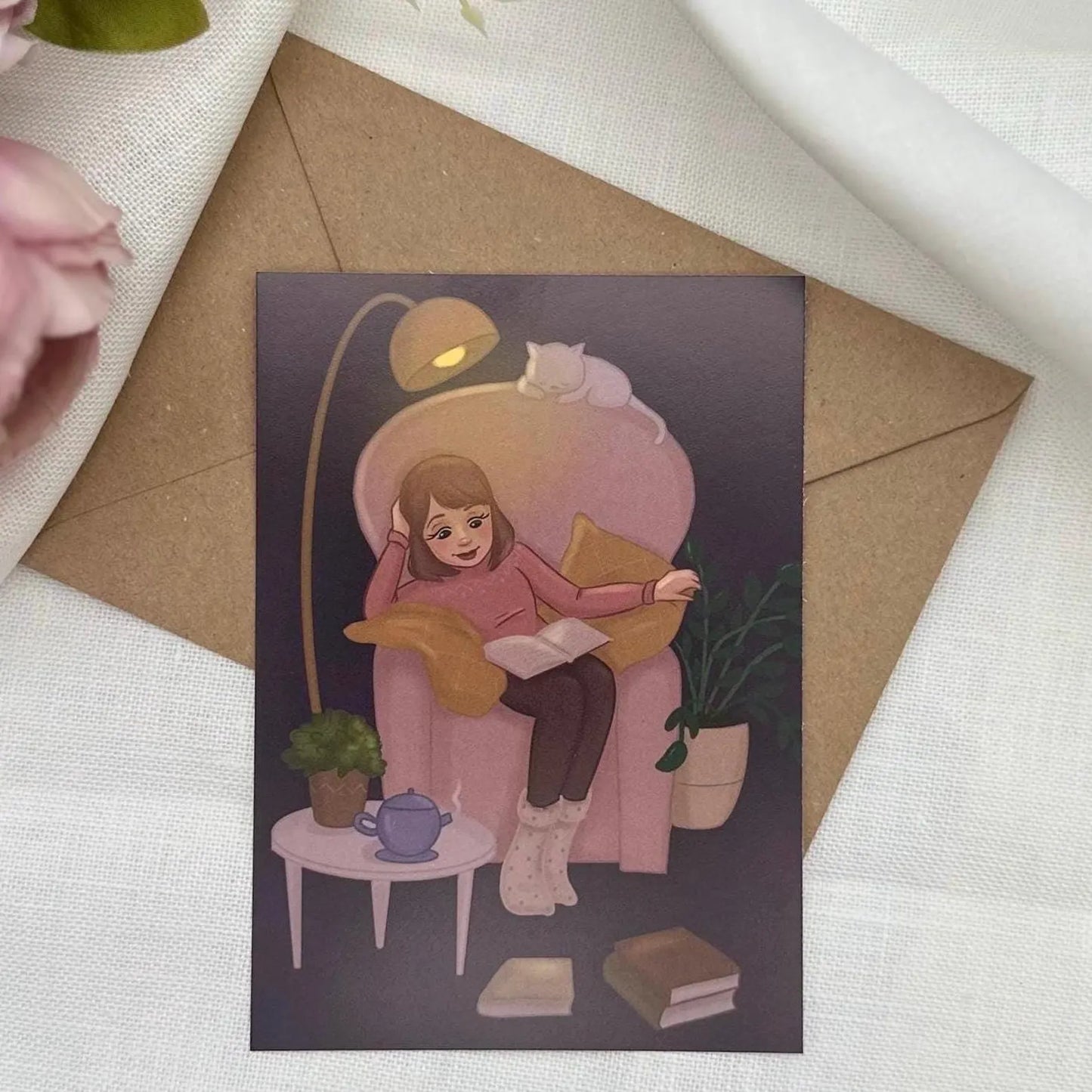 Postkarte Lesen im Sessel | Cozy Achtsamkeits- Illustration A6 | MoonElly Lesemoment