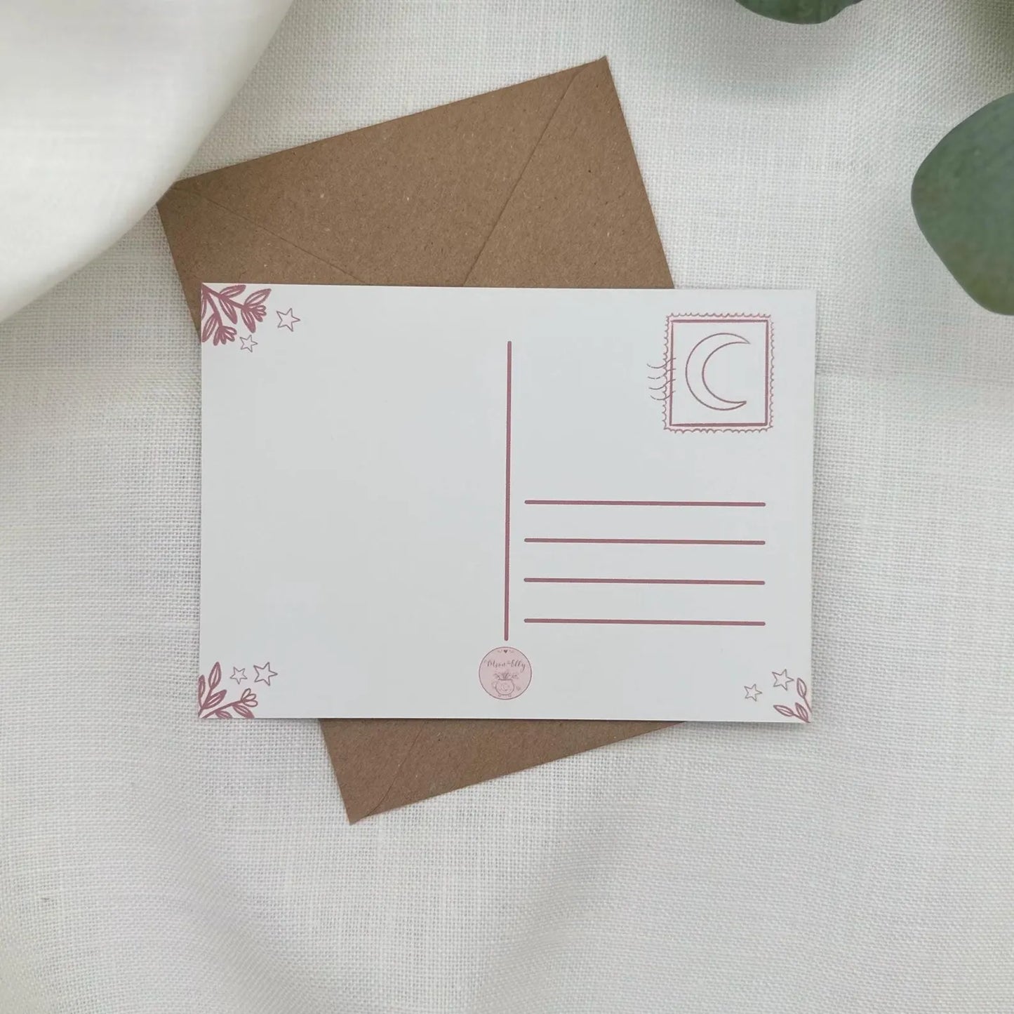 Witchy Coffeeshop Postkarte | Hexe mit Buch und Kaffee | Gemütliche Illustration