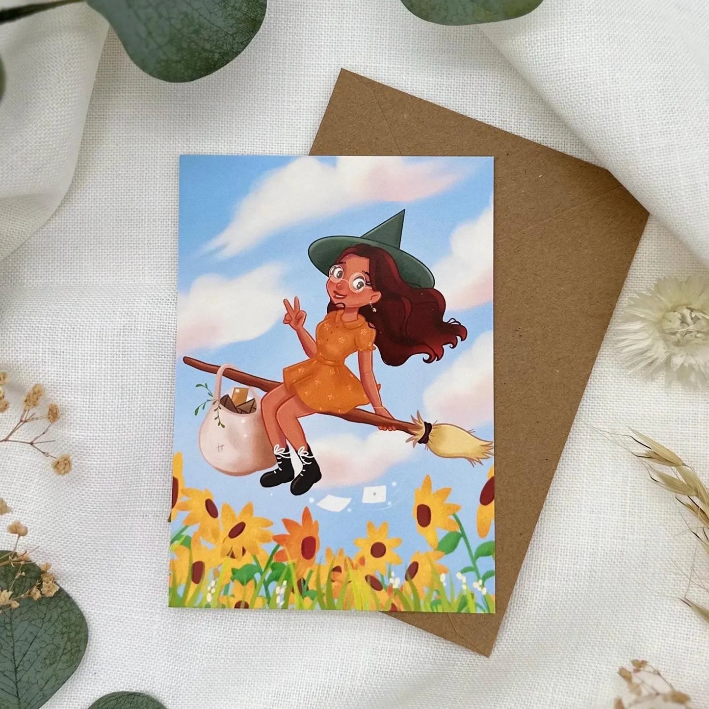 Hexe mit Briefpost über Sonnenblumenfeld - Sommerliche A6 Postkarte