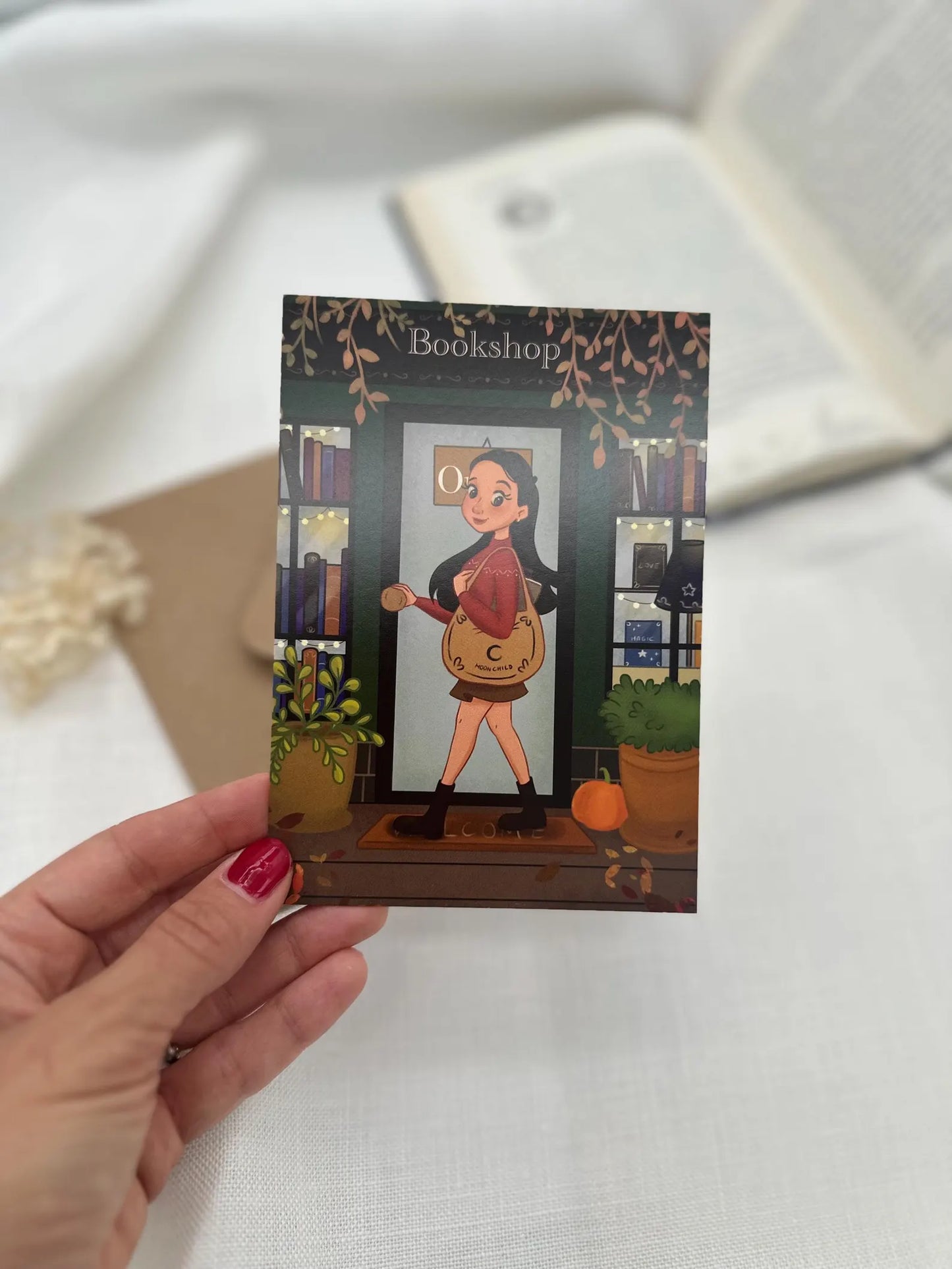 Postkarte Buchladen im Herbst - Bücherwurm Illustration A6 | Cozy Herbstkunst mit Leseglück