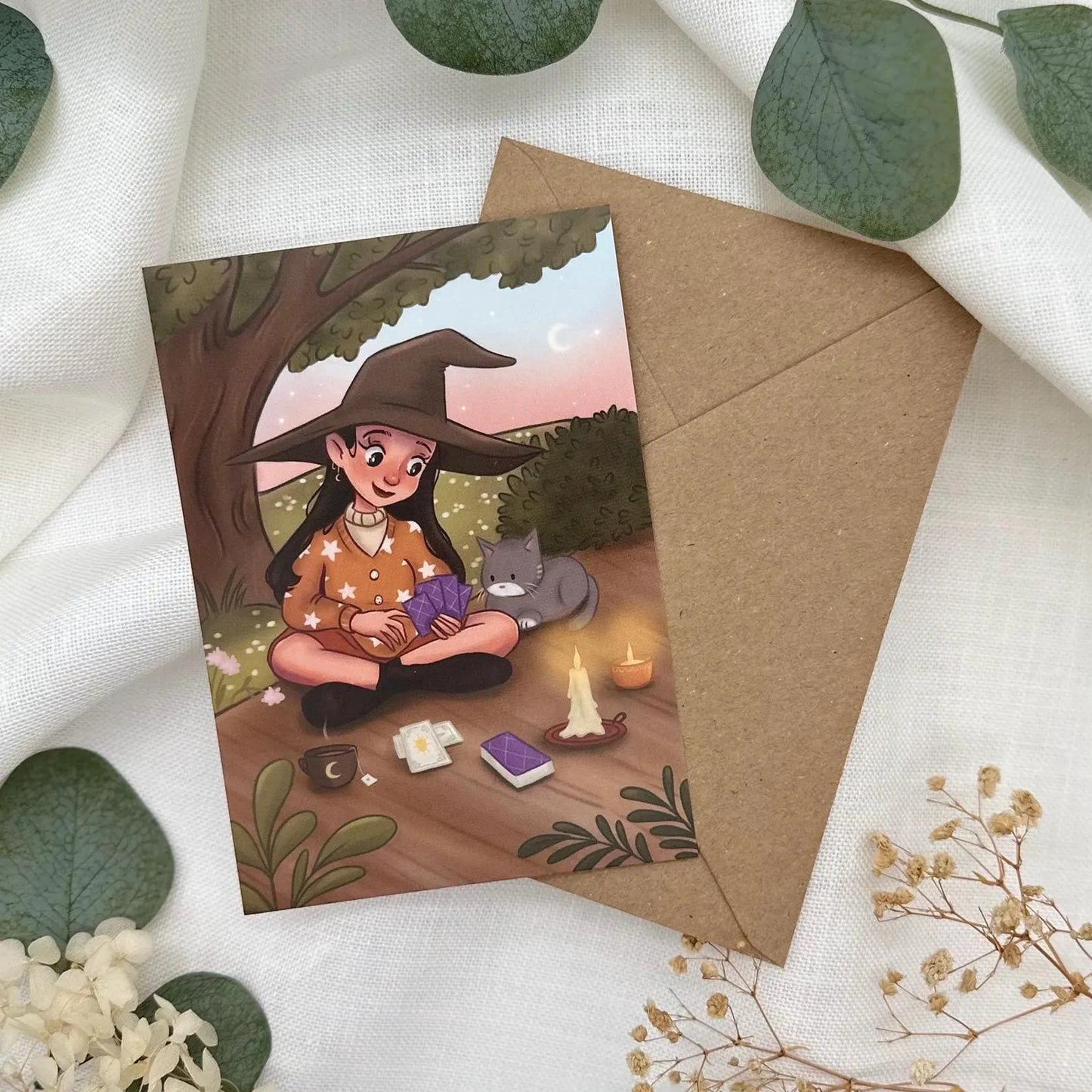 Tarot- Hexe Postkarte- Magische Illustration mit Katze und Kartenlegung