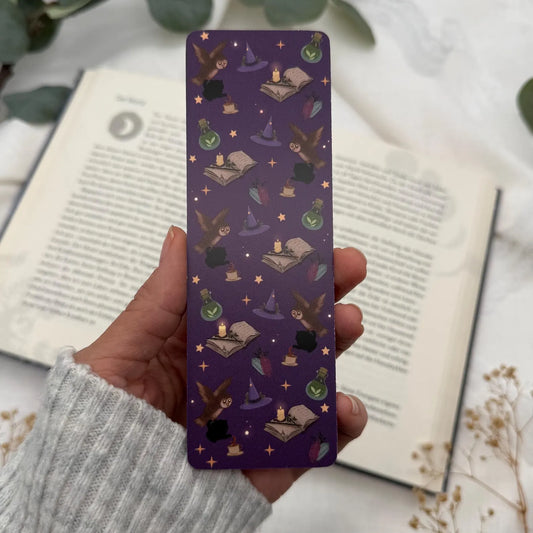 Lesezeichen „Witchy Books“ Magisches Lesezeichen in Lila | Hexen-Motive, Bücher & Zaubertränke