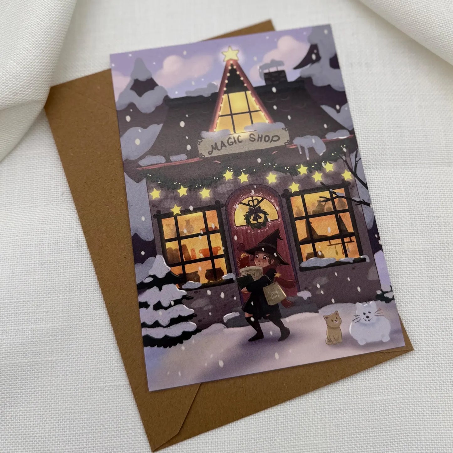 Winter Magic Shop – zauberhafte Hexen-Postkarte mit Katzen & Schneeszene