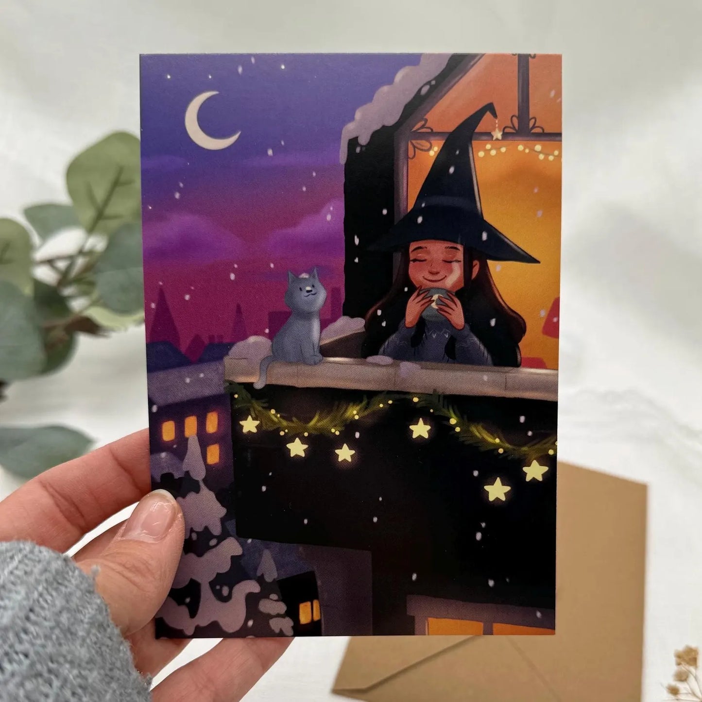 Winter Witch – Cozy Balkon Szene Postkarte | Magische Hexe & Katze | Warmes Wintermotiv
