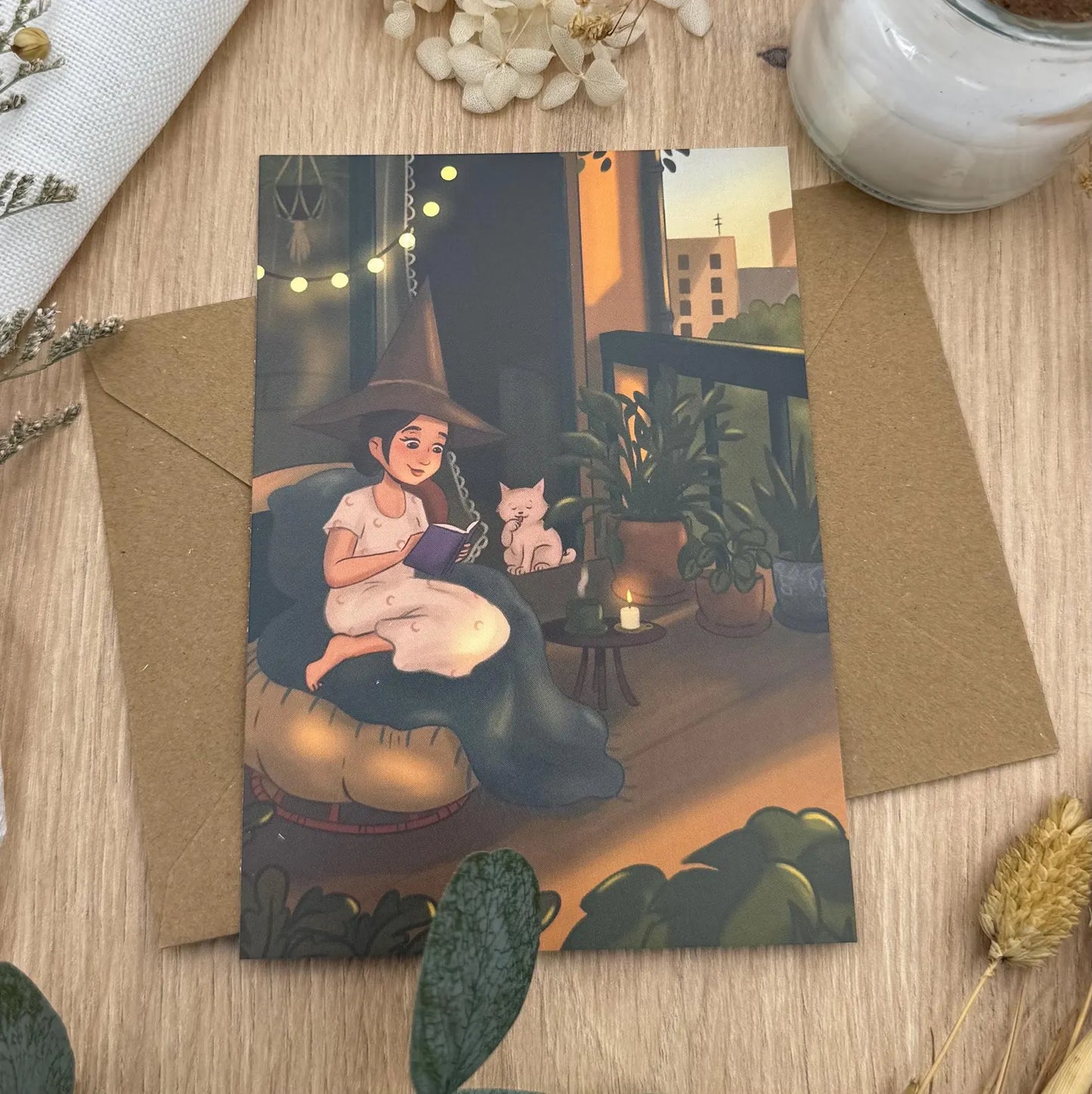 Postkarte „Hexenabend auf dem Balkon“ – Magisches Lese-Motiv mit Katze, A6