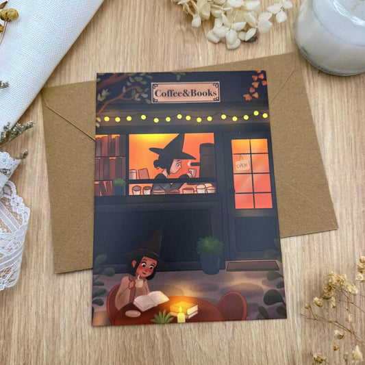 Witchy Coffeeshop Postkarte | Hexe mit Buch und Kaffee | Gemütliche Illustration