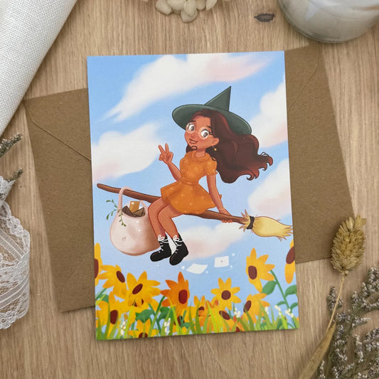 Hexe mit Briefpost über Sonnenblumenfeld - Sommerliche A6 Postkarte