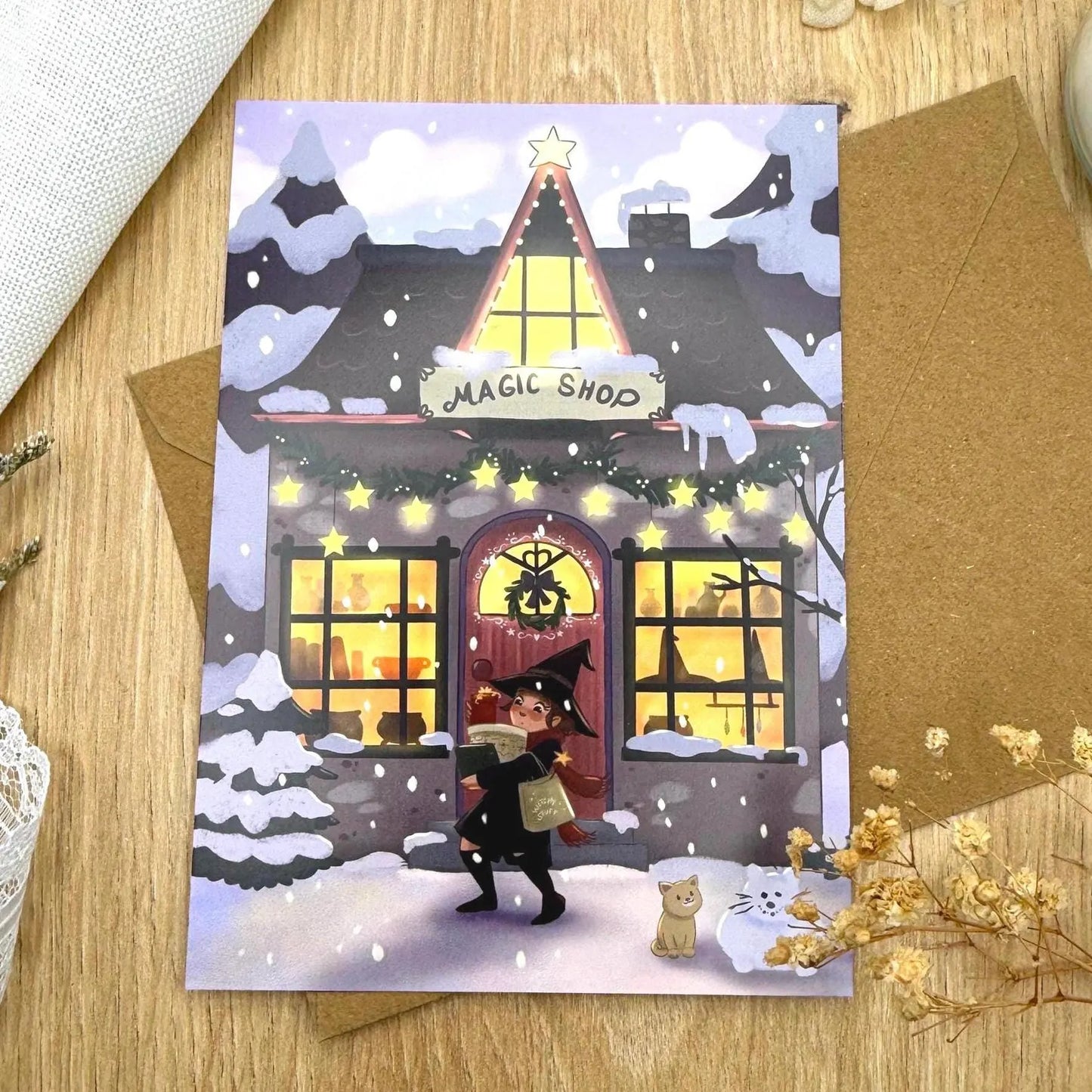 Winter Magic Shop – zauberhafte Hexen-Postkarte mit Katzen & Schneeszene