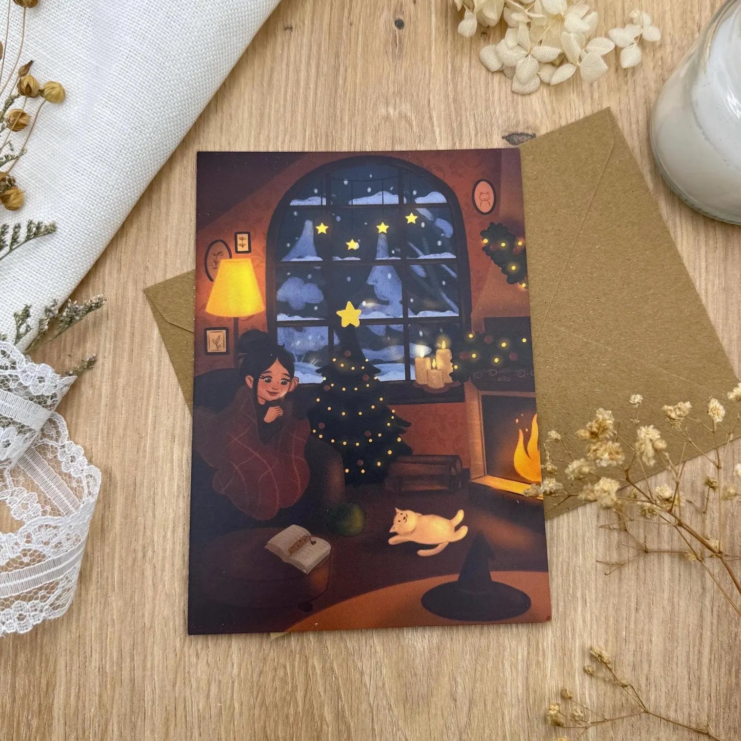 Gemütliche Wintermagie – Weihnachtliche Hexen-Postkarte | Cozy Witch Christmas Card | Illustration mit Katze & Kamin