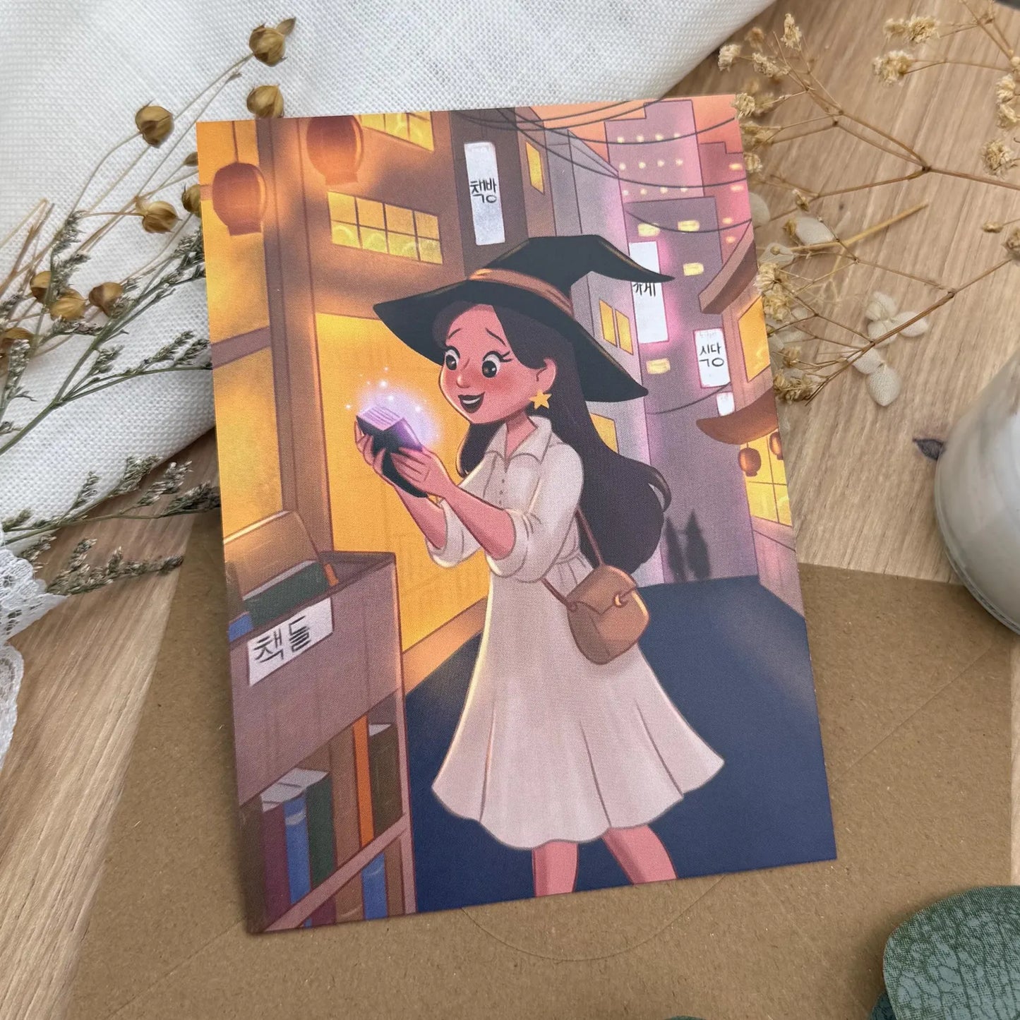 Postkarte Buchladen - Bücherwurm Illustration A6 | Cozy Hexe mit Leseglück