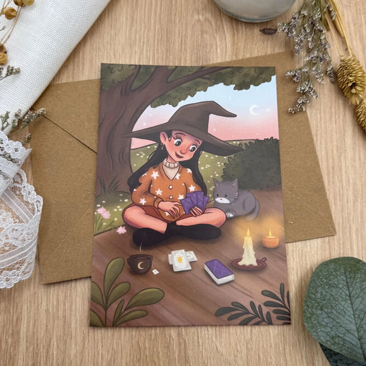 Tarot- Hexe Postkarte- Magische Illustration mit Katze und Kartenlegung