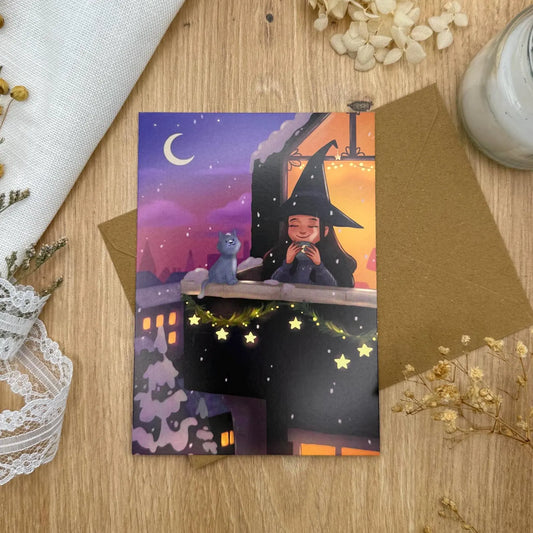 Winter Witch – Cozy Balkon Szene Postkarte | Magische Hexe & Katze | Warmes Wintermotiv